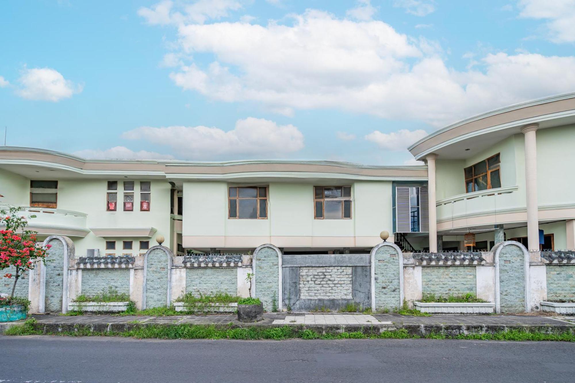 Collection O Tasikmalaya Near Stadium Wiradadaha Formerly Hotel Abadi Buitenkant foto